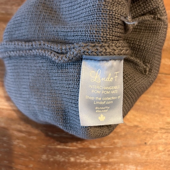 Lindo F Toque with White Pom Pom - Picture 2 of 2